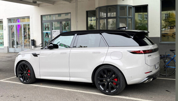 Tuliterän Range Rover Sportin koko, muotoilu ja 23 tuuman vanteet käänsivät katseita Helsingin ydinkeskustassa.