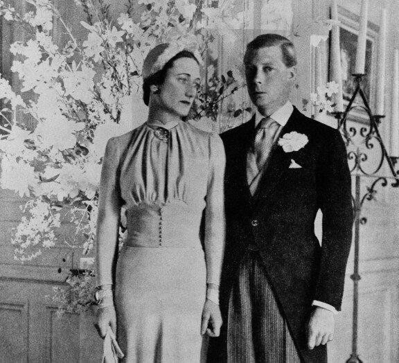 Edvard luopui kruunusta rakkauden tähden. Tästä syystä kruunu meni hänen pikkuveljelleen ja sitä kautta kuningatar Elisabetille ja tämän pojalle, kuningas Charlesille.