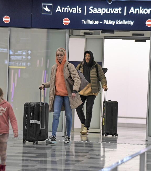 Susanna ja Petri saapuivat Suomeen Dubai-lomaltaan tämän vuoden tammikuussa. Julkkispari saapui tulo-aulaan tuntuvan hajuraon ja hiljaisuuden vallitessa. Suski näytti suunnan, ja Petri kipitti kiltisti perässä.