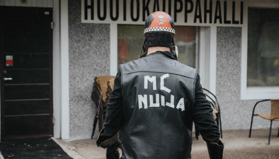 Akin selkämystä korostaa Mc Nuija -teksti.
