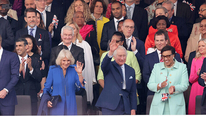 Kuningas Charles ja kuningatarpuoliso Camilla nauttivat juhlallisesta konsertista kansaa tervehtien. kuningas Charles
