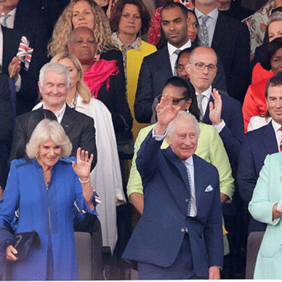 Kuningas Charles ja kuningatarpuoliso Camilla nauttivat juhlallisesta konsertista kansaa tervehtien. kuningas Charles