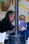 Onnellisen näköinen Ozzy leperteli lapsenlapselleen.