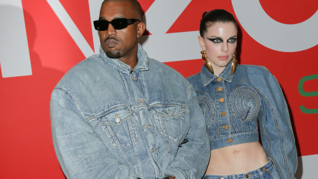 Muistatko Kanye Westiä deittailleen Julia Foxin? Saapui hyväntekeväisyystapahtumaan megarohkeassa asussa