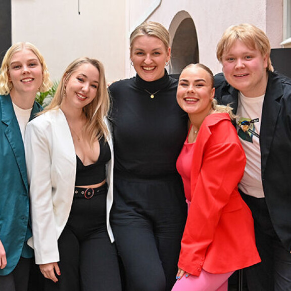 Uudet au pairit Aada, Emilia, Emmi-Lotta ja Sebastian ovat päässeet tutustumaan Jenniin YleX:n haastattelussa. Jenni Poikelus ja au pairit