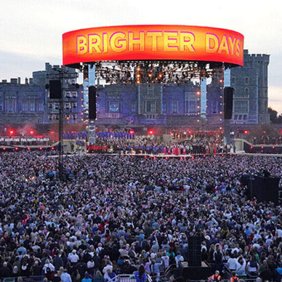 Kruunajaiskonserttiin otti osaa noin 20 000 kansalaista. kruunajaiskonsertti