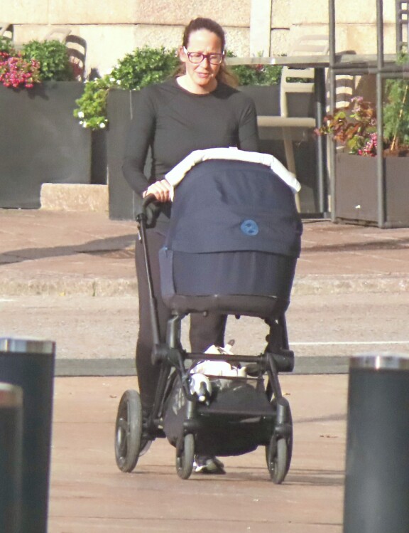 Heikin Catherine-vaimo kuskaa esikoisvauvaansa Cybexin luksusvaunuilla, jotka maksavat jopa 2 000 euroa.