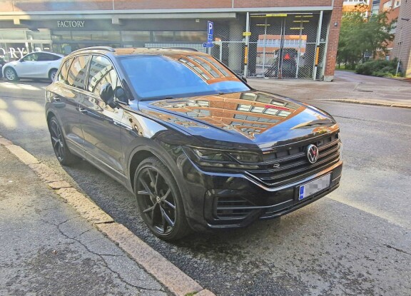 Heikki kurvailee siviilissä Volkswagen Touareg R -maasturilla.