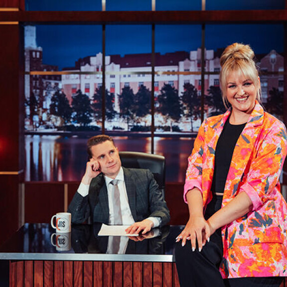 Jenni kuuluu Joonas Nordman Show’n käsikirjoittajatiimiin ja vakiovieraisiin. Jenni Poikelus ja Joonas Nordman