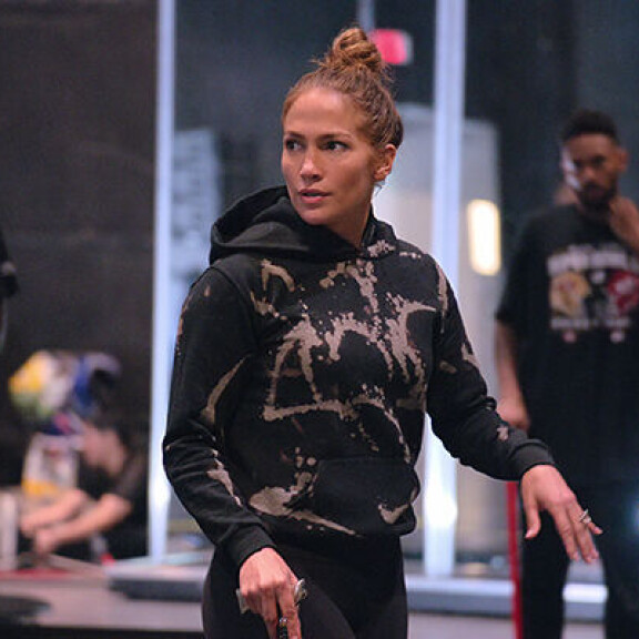 Jennifer Lopez palasi toimintajuurilleen – latinosupertähti esittää äitiä ja tappajaa Netflix-trillerissä The Mother Halftime Jennifer Lopez