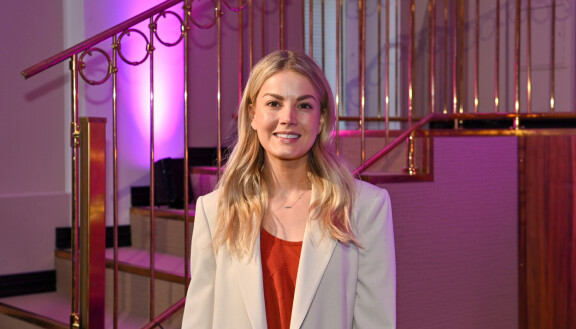 Janni ja Sointu puhuvat podissaan siitä, miten nykyään pääsee suosittujen porukkaan.