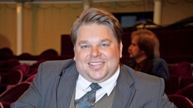 Mikko Töyssy Modernit miehet -sarjaan – yksi päähenkilöistä jää pois