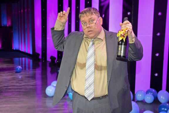 Mikko löi lopullisesti itsenä läpi Putouksessa, jonka sketsihahmokilpailun hän on voittanut kahdesti. Kuvassa virolaishahmo Urmas Viilunk.