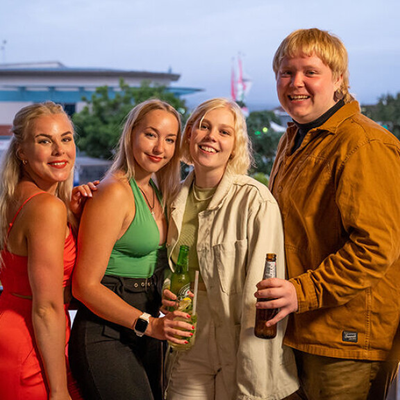 Au pairit -nelikkoon kuuluvat herkkä Emmi-Lotta, spontaani Emilia, säntillinen Aada ja suorasukainen Sebastian. Au pairit