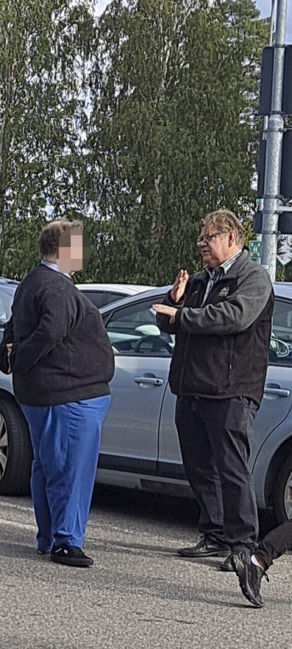 Timo Soini löysi tiensä herkkujen ääreen – kuva