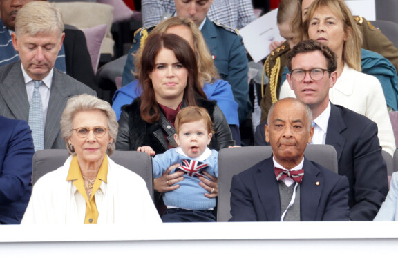 Prinsessa Eugenie ja puolisonsa Jack sekä poikansa August kuningattaren 70-vuotisvallassolojuhlissa kesällä 2022.