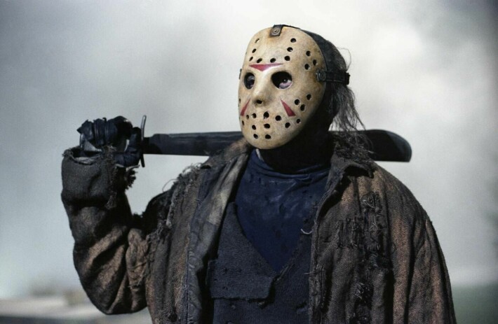 Jääkiekkonaamarilla kasvonsa peittävä Jason on kuuluu kauhuelokuvamaailman ikonisimpiin pahiksiin.