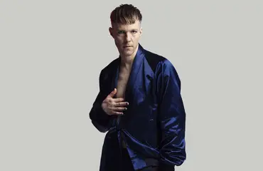 Olavi Uusivirta avautuu tv:ssä: heitettiin umpikännissä baarista ulos – ohikulkijalta terävä kommentti