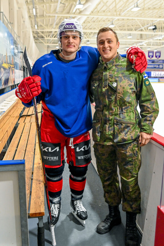 Leevi, 23, ja Eetu Selänne, 26, kiekkoilevat Kajaanin Hokissa. Isoveli Eetu suorittaa samalla varusmiespalvelustaan Kainuun prikaatissa.