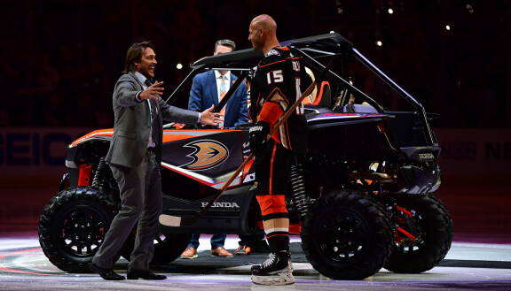 Anaheim Ducksin seuralegendat Teemu Selänne ja Ryan Getzlaf, jolta irtosi hyvät tipit.