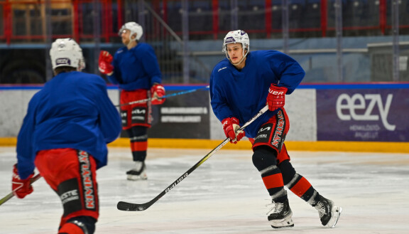 Kovasti samaa näköä. Kajaanin jäähallissa viilettävä Leevi Selänne on kuin ilmetty Teemu-isänsä.