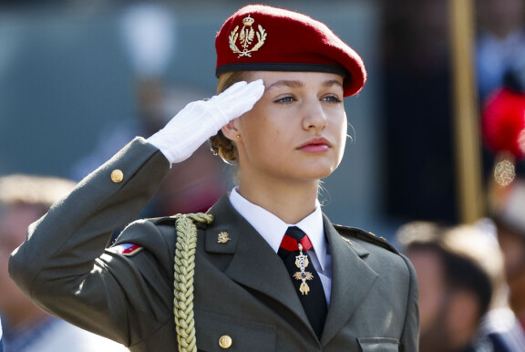 Leonor edusti maansa armeijaa ylpeänä.