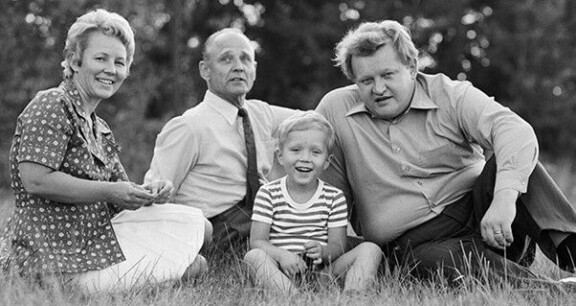 Ahtisaarten perhepotretissa vuodelta 1973 poseeraa myös Martin Oiva-isä.