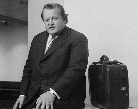 Nuori suurlähettiläs Ahtisaari vuonna 1975.