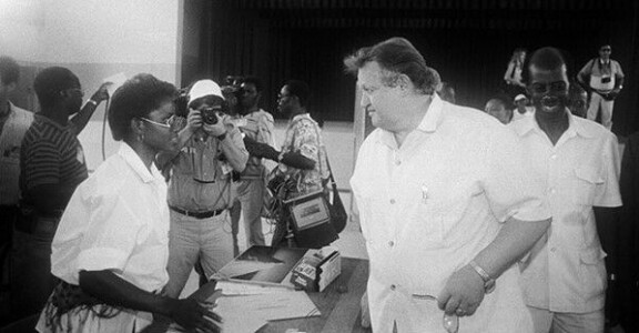 YK:n Namibian erityisedustajana toiminut Martti Ahtisaari vieraili marraskuussa 1989 Oshakatin äänestysasemalla.