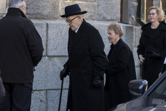 Martti ja Eeva Ahtisaari Matti Ahteen hautajaisissa 25.1.2020. Martti tukeutui kävelykeppiin.