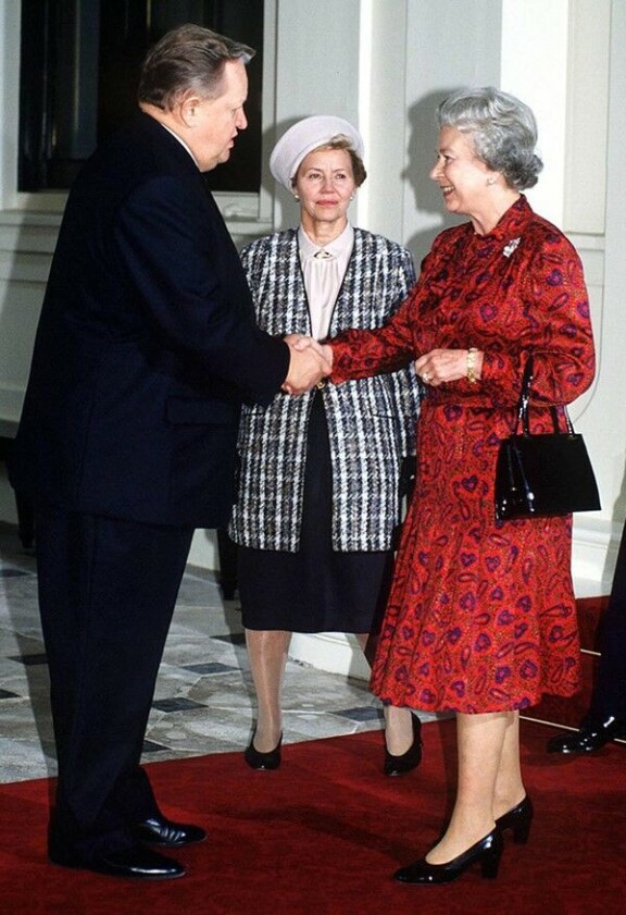 Ahtisaaret esiteltiin vuonna 1995 Buckinghamin palatsissa kuningatar Elisabetille.