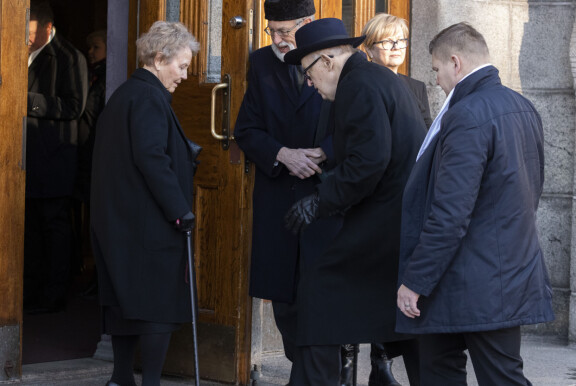 Martti asteli kirkkoon.