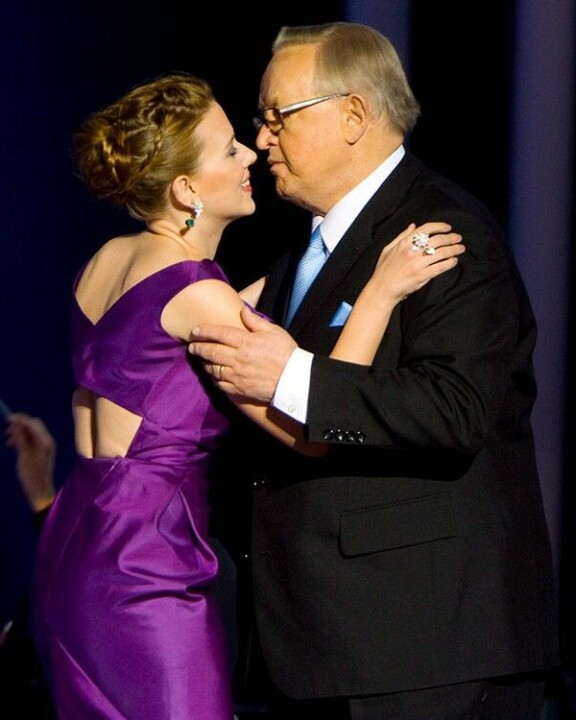 Martti Ahtisaari sai onnitteluhalauksen Hollywood-tähti Scarlett Johanssonilta Nobel-konsertissa Oslossa.