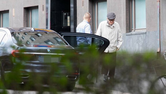 Martti askelsi keppiin tukeutuen.