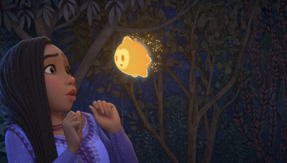 Disneyn Toive-elokuvassa Asha (Ariana DeBose) kohtaa Tähden, joka voi toteuttaa toiveita.