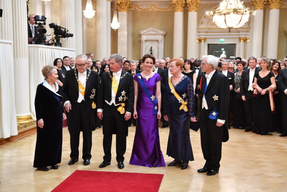 Linnan juhlat 2016. Kuvassa presidentit pulisoineen: Eeva ja Martti Ahtisaari, Sauli Niinistö ja vaimo Jenni Haukio, Tarja Halonen ja Pentti Arajärvi.