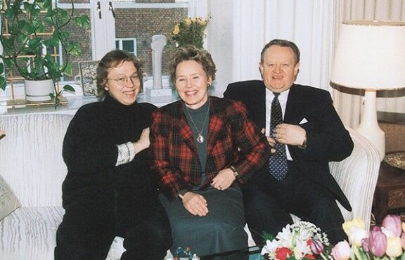 Marko, Eeva ja Martti Ahtisaari hymyilevät kotisohvallaan Helsingin Töölössä.