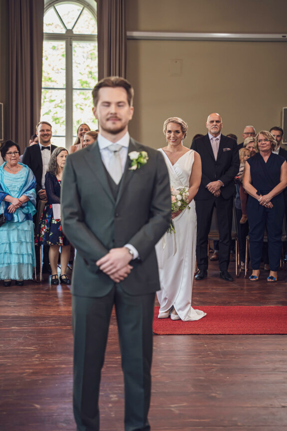 Aleksi odotti kärsivällisesti merkkiä, jonka jälkeen hän sai luvan kääntyä tulevan vaimonsa puoleen.