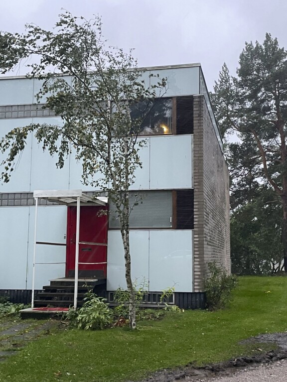 Lenitan kotona palaa yksinäinen valo. Lamppu on ollut päällä jo reilun kuukauden päivät.