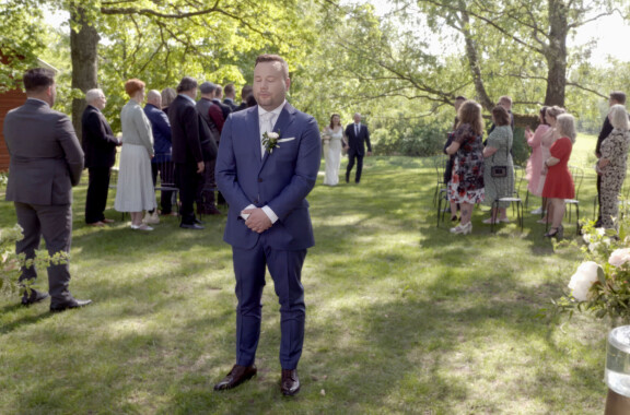 Matin odottaessa vaimoaan saapuvaksi, pariskunnan äidit olivat ehtineet jo jututtaa toisiaan.
