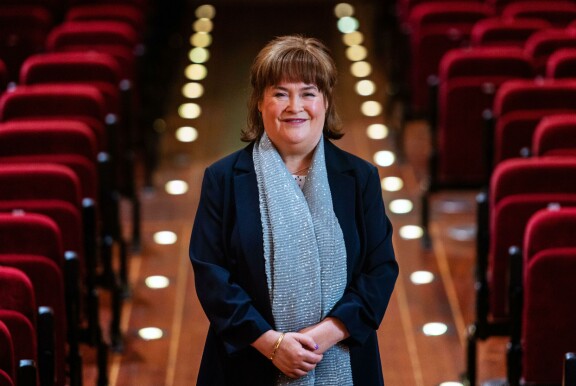 Susan viihtyy vaatimattomissa oloissa, eikä hän kaipaa ympärilleen rikkauksia omaisuudestaan huolimatta.
