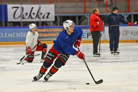 Leevi on ilmeitään ja eleitään myöten kuin isänsä Teemu Selänne nuorena.