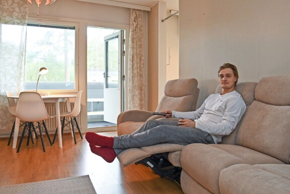 Leevi tottui Kaliforniassa useaan sataan tv-kanavaan. – Täällä näkyy just ja just 10 kanavaa, muttei haittaa. Eipä ole pitkä matka Eetun luo hengaamaan, hän asuu tässä ihan lähellä.