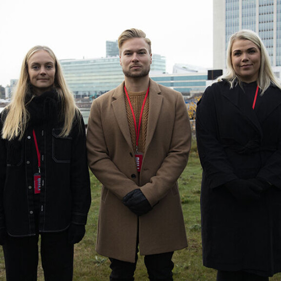 – Tuotteistaminen ja kokonaisuuden hallinta ovat tässä tehtävässä vahvuuksiani. Olen myös luova tyyppi, kun sille päälle satun, Tiina (oikealla) perustelee johtajuuttaan. Diili