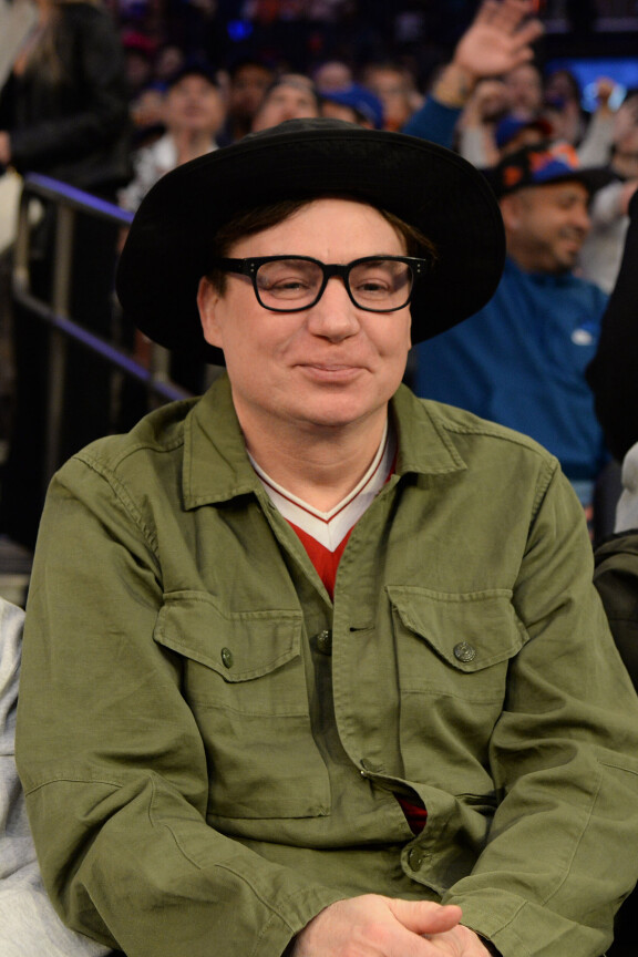 Myös Mike Myers nauttii koripallosta. Hänet nähtiin 9. huhtikuuta New Yorkin Madison Square Gardenissa seuraaamassa matsia.