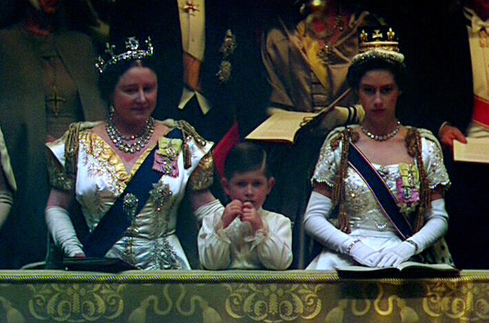 Charles seurasi äitinsä kruunajaisia yhdessä isoäitinsä, kuningatar Elisabetin ja tätinsä, prinsessa Margaretin kanssa. Pikkusisko, prinsessa Anne ei päässyt mukaan seremonioihin. Kuningatar Elisabet, prinssi Charles ja prinsessa Margaret