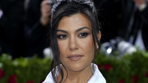 Kourtney Kardashian hehkuttaa raskauttaan - tuoreet kuvat saavat sukat pyörimään jaloissa!