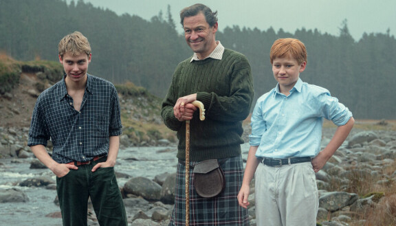 The Crown -sarjan ensimmäisessä osassa Rufus Kampa näyttelee prinssi Williamia ja Fflyn Edwards prinssi Harrya. Dominic West palaa puolestaan prinssi Charlesin rooliin.