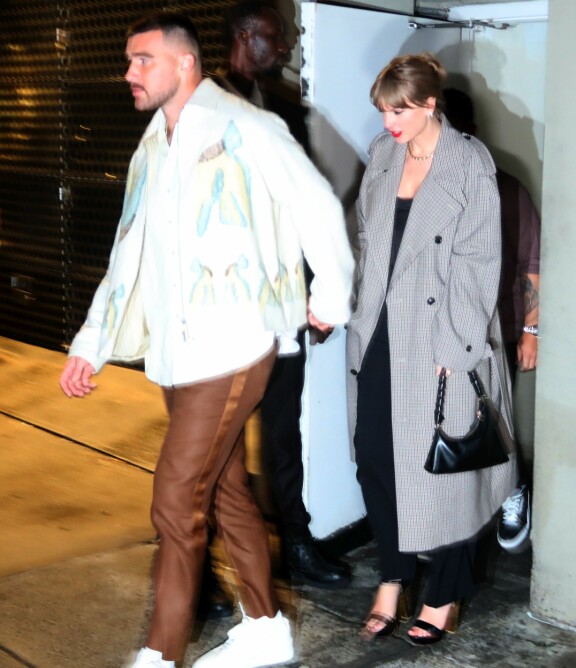 Kaksikon huulet olivat tahraantuneet Taylorin punaisesta huulipunasta.