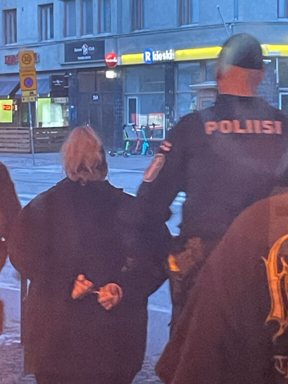 Silminnäkijän mukaan Henna oli heitellyt kaljatuoppeja helsinkiläisessä baarissa, ja vartijat taluttivat hänet ulos. Lopulta poliisi saapui paikalle, ja käsiraudoitti Hennan.